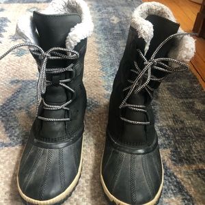 Sorel boots very warm! Few years old in good condition.